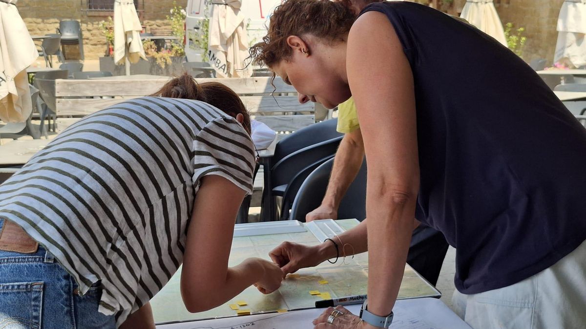 Vecinos y agricultores se vuelcan para salvar el casco urbano en Uncastillo: "Empieza a pesar el cansancio"