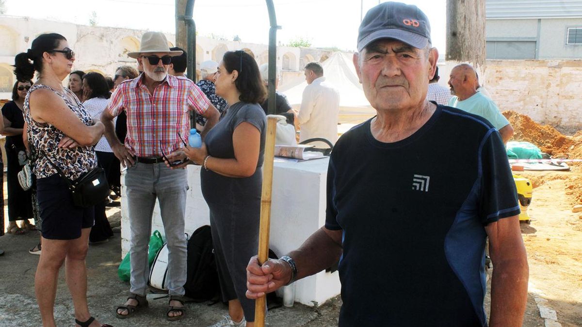 Manuel Vega (83 años), a pie de fosa común.