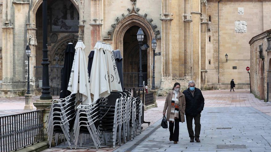 En la imagen, una terraza permanece cerrada en Oviedo. EFE/ J.L.Cereijido/Archivo