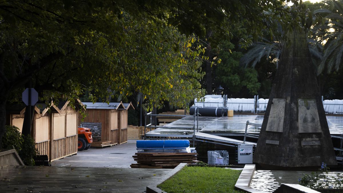 El parque de sa Feixina lleva días ocupado por una marea de estructuras y bloques de madera para la instalación del mercadillo