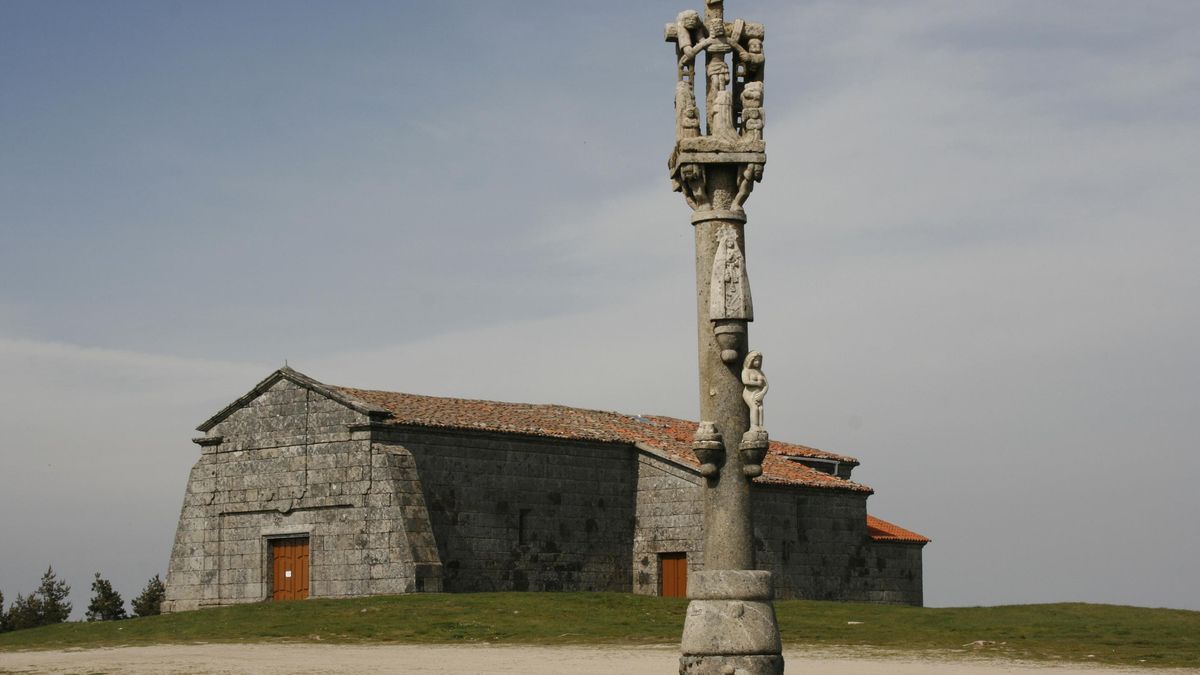 Con casco histórico porticado y leyendas que aluden a su nombre, este pequeño pueblo es conocido como "el corazón de Galicia"