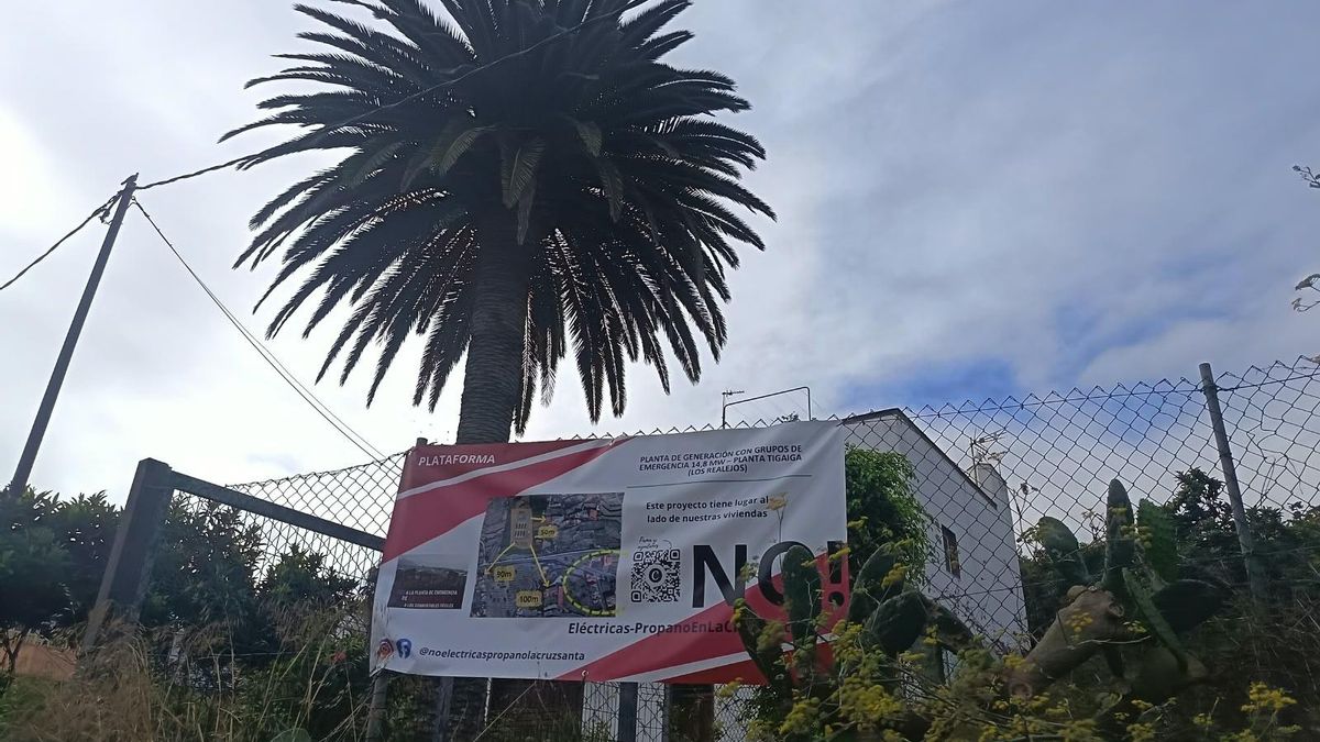 Cartel contra la planta de gas situado muy cerca de donde se está levantando la polémica instalación.