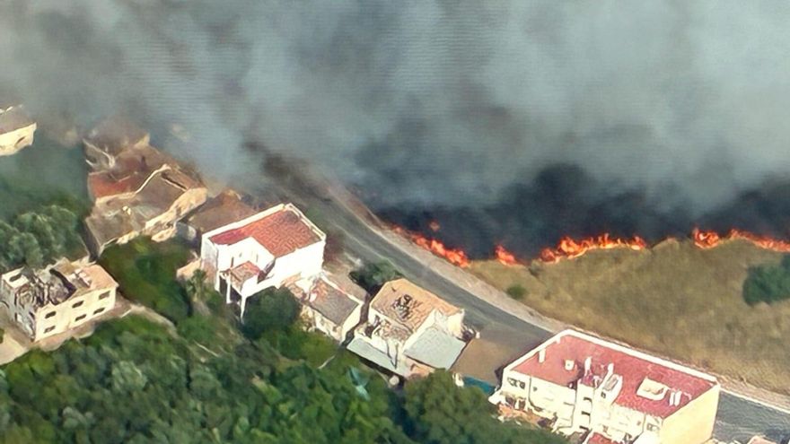 Movilizada la UME en Murcia ante el incendio que ha obligado a desalojos junto al parque regional de Carrascoy y El Valle: "La nube de humo es enorme"