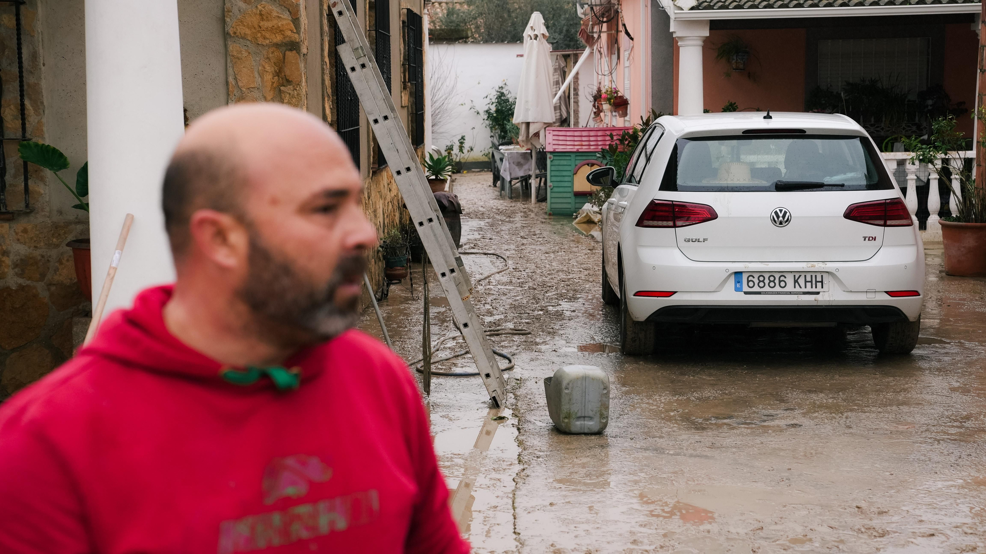El lodo y el barro, dentro de las parcelas de las calles Perdiz y La Tórtola