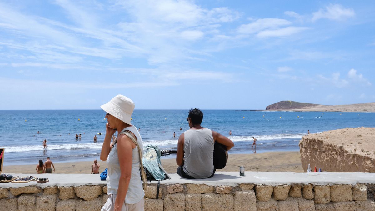 Una mujer pasea por la Playa de El Médano, en Granadilla de Abona