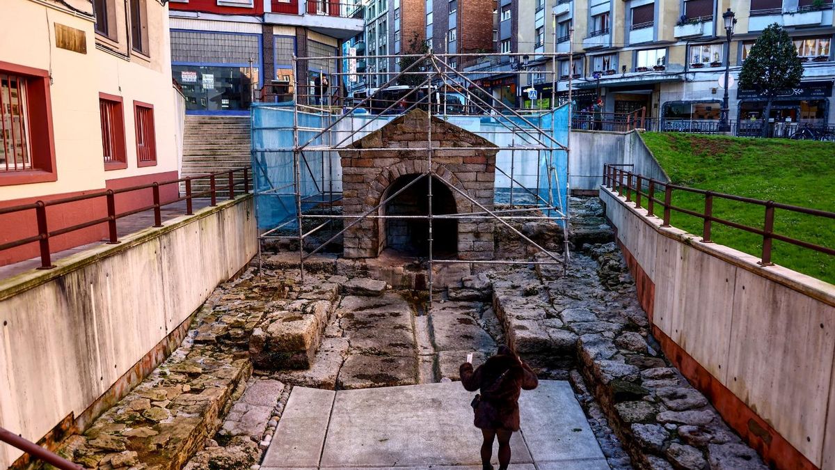 Una joya prerrománica, en peligro: la fuente ovetense de La Foncalada resiste entre verdín, andamios y pavos reales