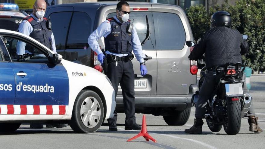 Dos mossos en un control