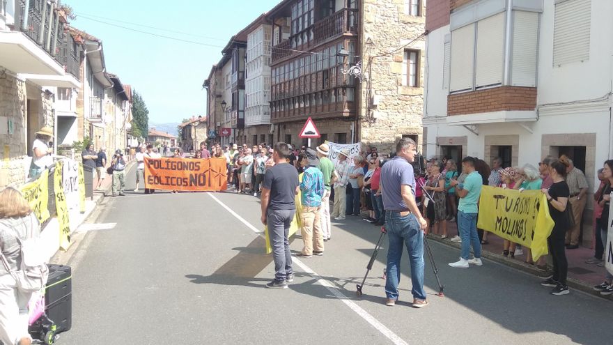 Colectivos contra los eólicos acusan a PP y PRC de "defender unos montes mientras sacrifican otros": "No lo entendemos"