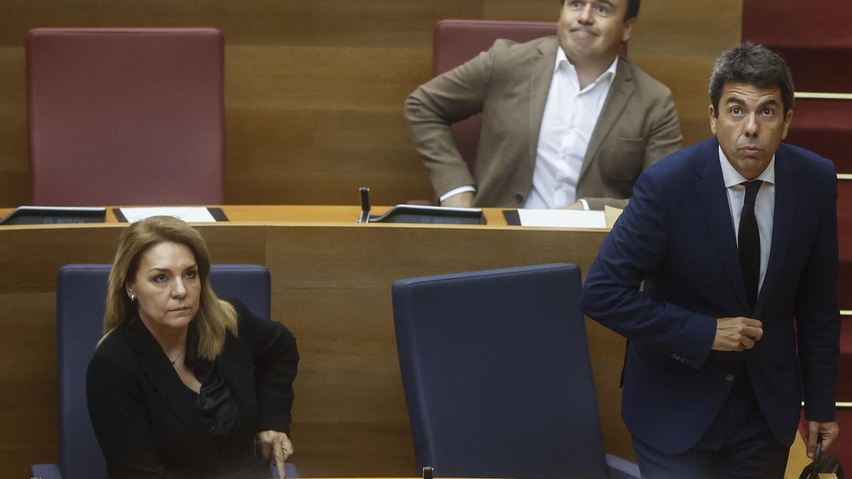 La vicepresidenta y consellera de Servicios Sociales, Igualdad y Vivienda, Susana Camarero, y el presidente de la Generalitat Valenciana, Carlos Mazón, durante una sesión plenaria, en Les Corts