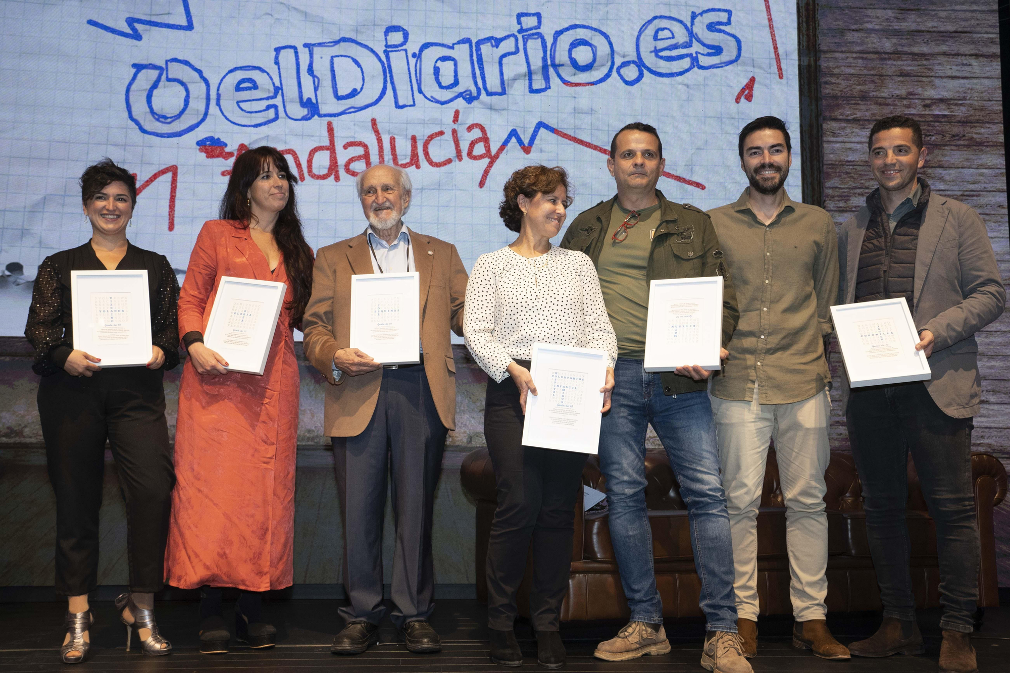 Foto de familia de los premiados y premiadas.