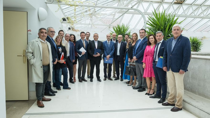 El consejero de Fomento, Ordenación al Territorio y Medio Ambiente, Roberto Media, comparece en comisión para explicar los proyectos de legislatura