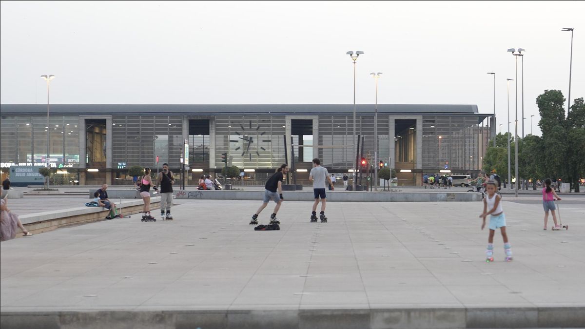 Jóvenes patinando junto a la estación de tren