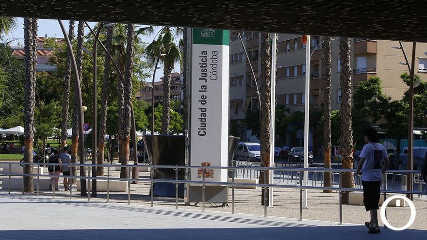 Ocho meses de cárcel para un sexagenario por besar a su sobrina menor  y hacerle tocamientos en un evento familiar