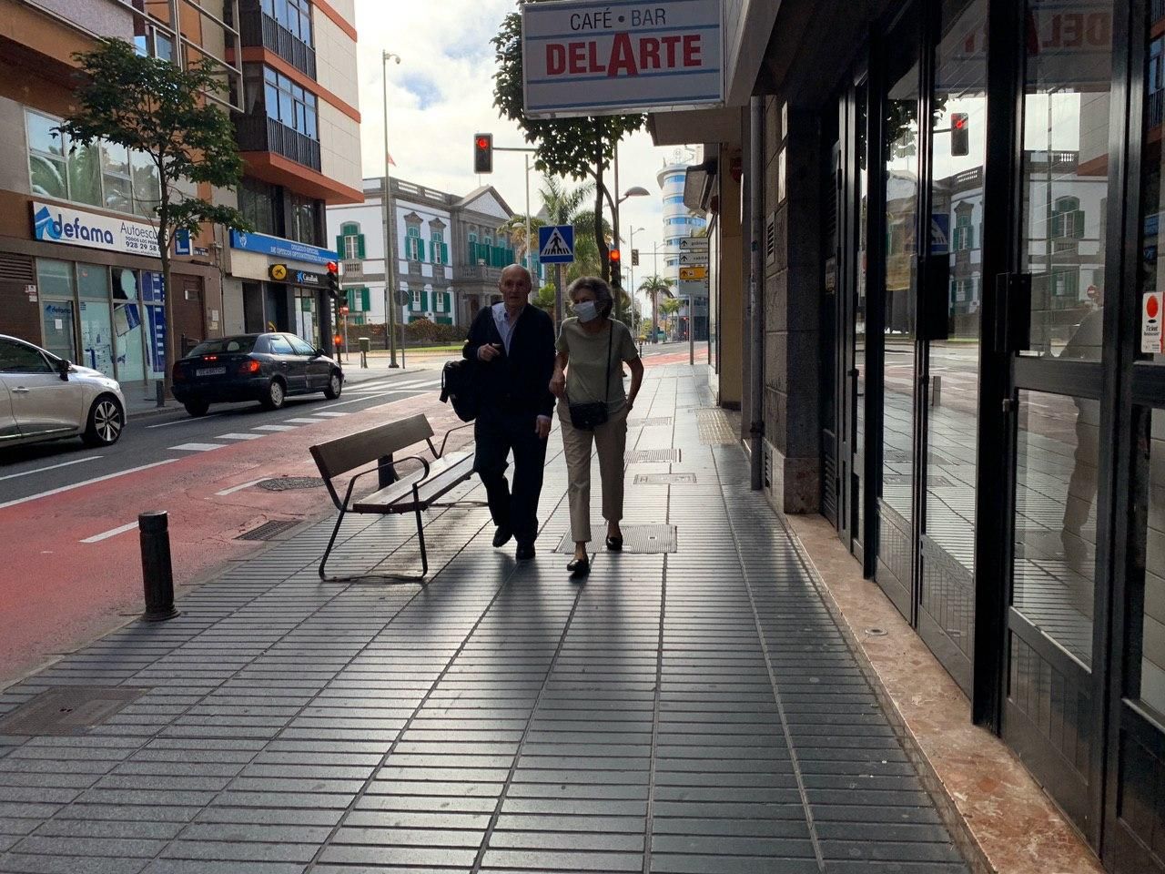 Los mayores salen a la calle en el primer día de alivio del confinamiento en Las Palmas de Gran Canaria.