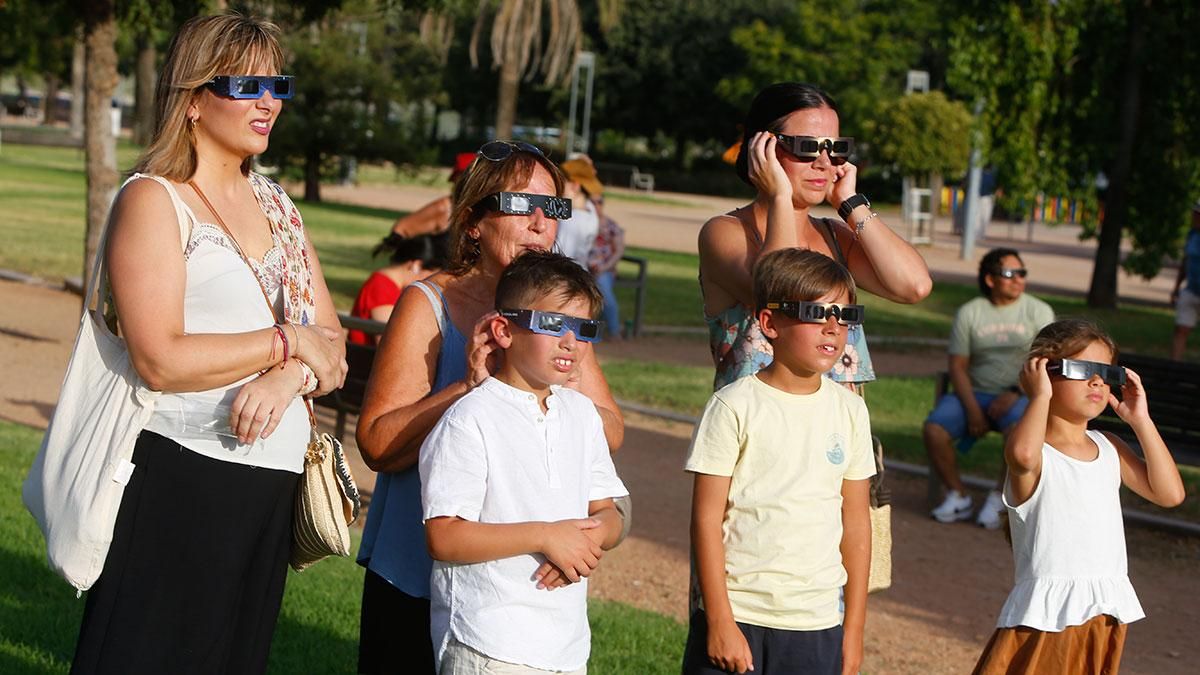 Los cordobeses se echan a la calle para ver el eclipse solar