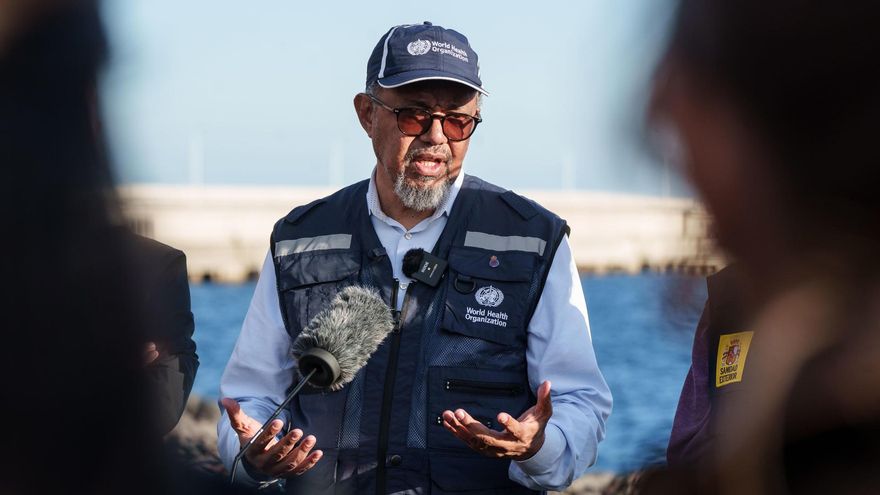 El director general de la Organización Mundial de la Salud, Tedros Adhanom, este lunes en rueda de prensa en el puerto de Granadilla de Abona.