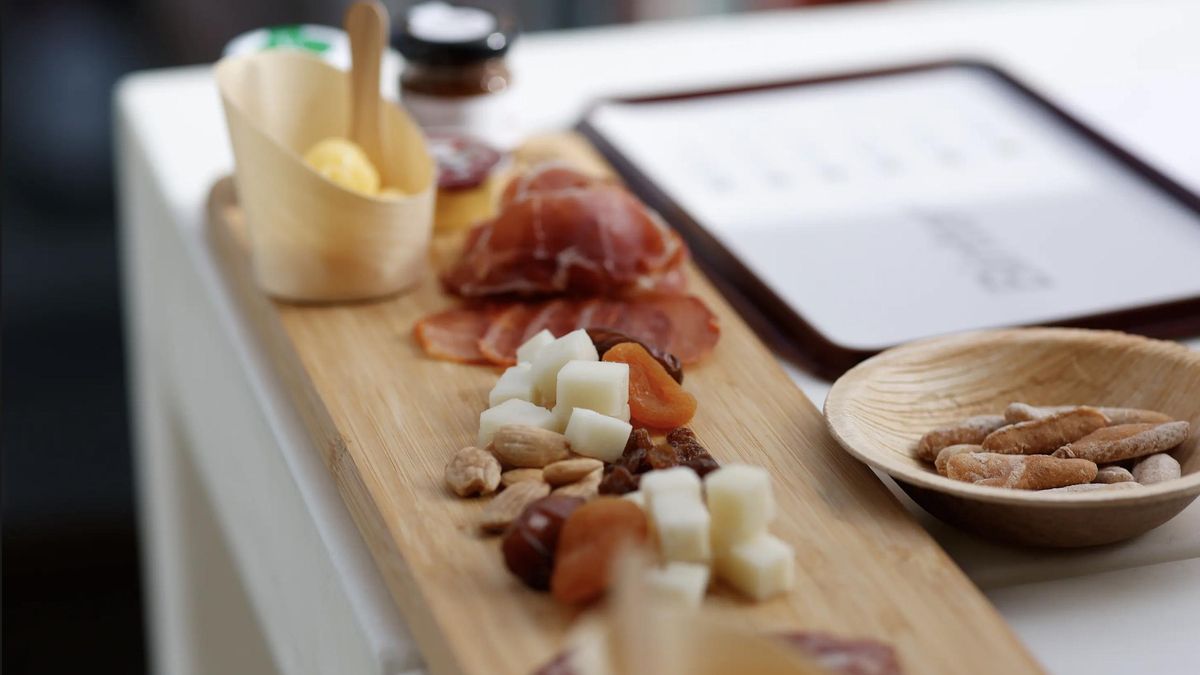La compañía aérea Binter ha presentado este viernes sus nuevos menús gourmet 'Más canarios y sostenibles'.