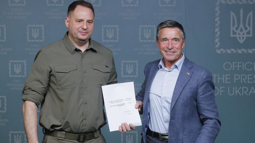 Andriy Yermak (izq.), jefe de la Oficina del Presidente de Ucrania, y Anders Fogh Rasmussen (der.), ex Secretario General de la OTAN, muestran el proyecto del "Pacto de Seguridad de Kiev".