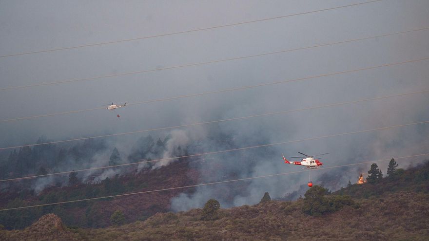 Dos de los helicópteros que trabajan en el incendio de Tenerife. EFE/ Ramón De La Rocha