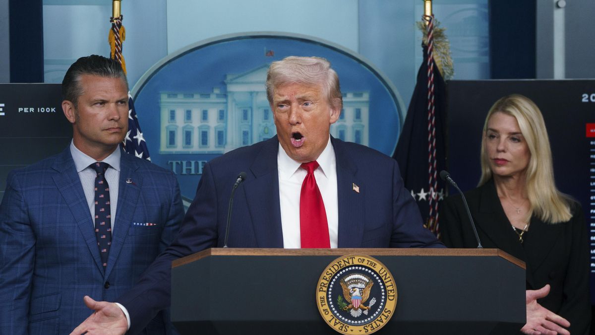 Trump junto al secretario de Defensa, Pete Hegseth, y la fiscal general, Pam Bondi, al anunciar el despliegue de la Guardia Nacional en Washington.