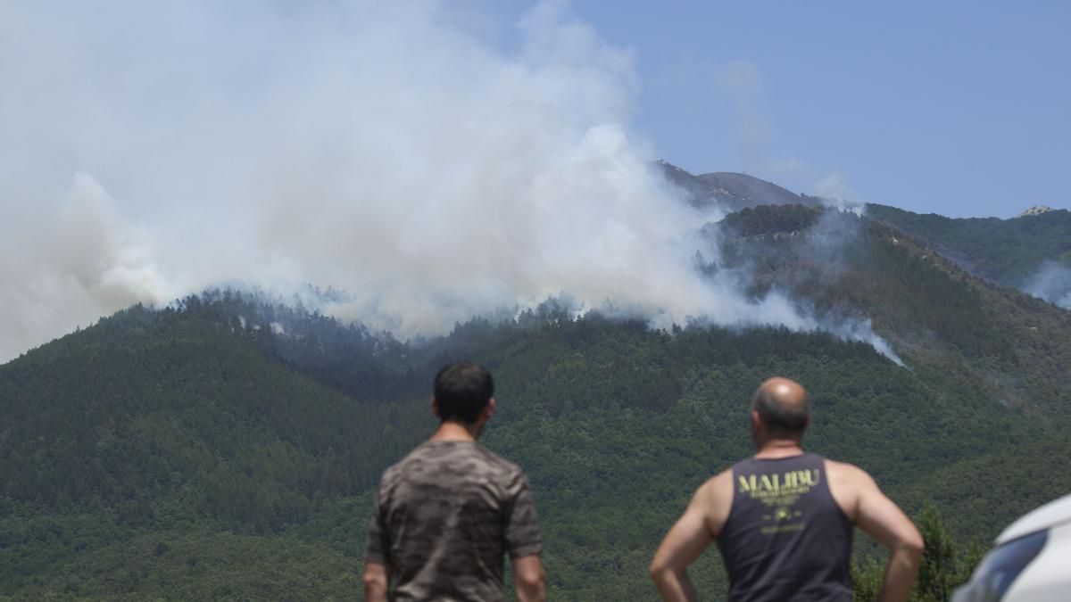 El viento y las elevadas temperaturas agravan el incendio forestal de Galarreta, en Álava, originado por un rayo el viernes