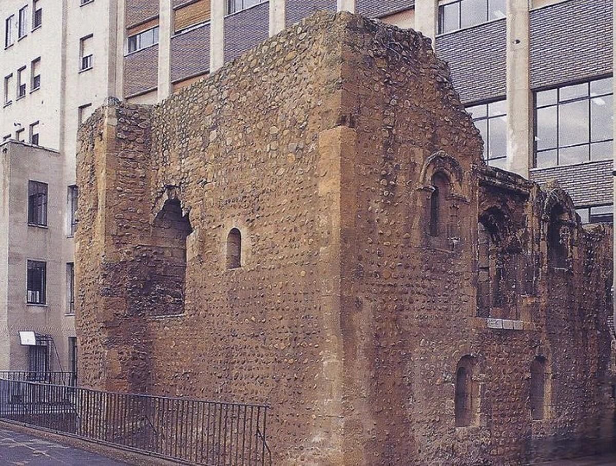 En León se conserva el llamado 'Palacio de Doña Berenguela' en el Patio de las Teresianas en León. Es un edificio civil de la Edad Media, sobre el siglo XII, 150 años después del Fuero de León, pero así serían muchos: de cal y canto.