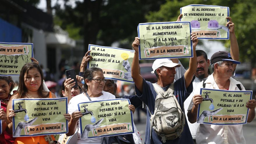 Entregan 7.000 firmas de ciudadanos que rechazan la explotación minera en El Salvador