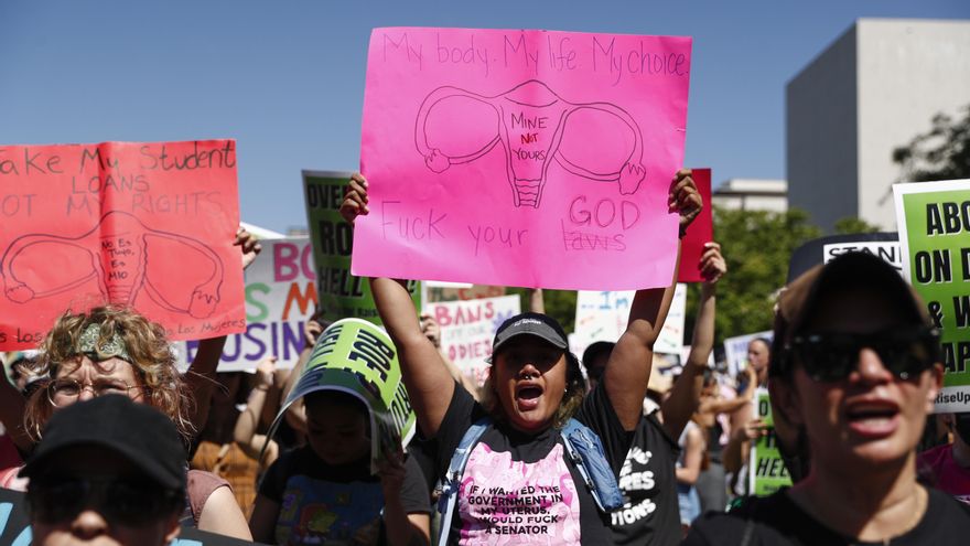 Manifestantes a favor del aborto se reúnen en Los Ángeles (California), este 14 de mayo de 2022, para reclamar al Tribunal Supremo de EE.UU. que proteja este derecho. EFE/Caroline Brehman