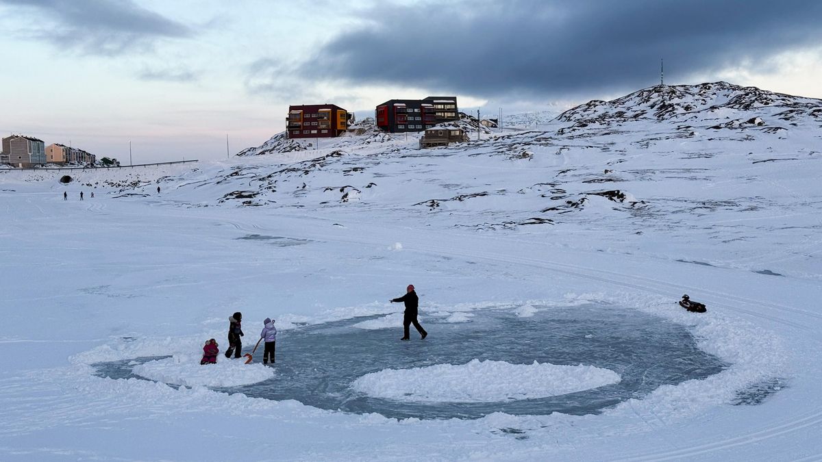 Patinadores en Nuuk, el pasado 15 de enero.