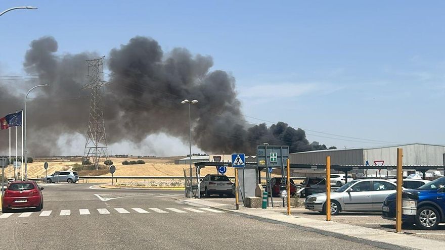 Arde una chatarrería en Yuncler: los bomberos tratan de evitar que se extienda el fuego