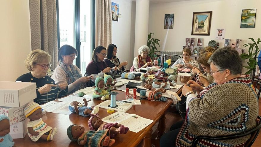 Terezinhas, muñecas solidarias que salvan vidas de la desnutrición en Angola tejiendo desde la Andalucía rural