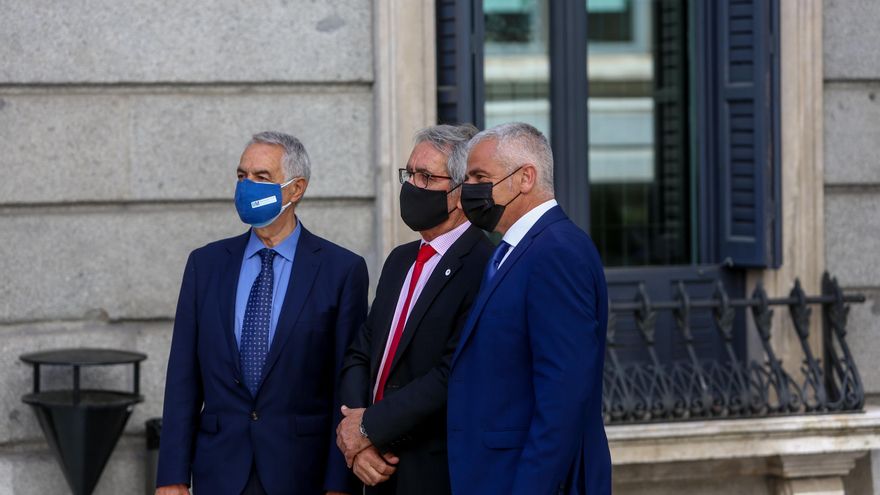 Tres representantes de varias asociaciones de las víctimas del terrorismo, a su llegada al acto en recuerdo y homenaje a las víctimas del terrorismo, en el Salón de Sesiones del Congreso de los Diputados, a 27 de junio de 2021, en Madrid (España).