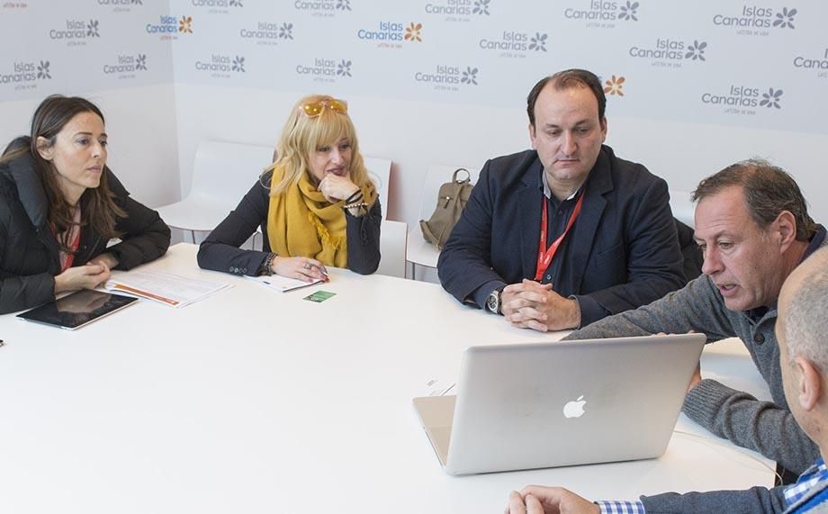 El viceconsejero de Turismo del Gobierno de Canarias (i) durante una reunión en Fitur. (Foto: Nacho González).