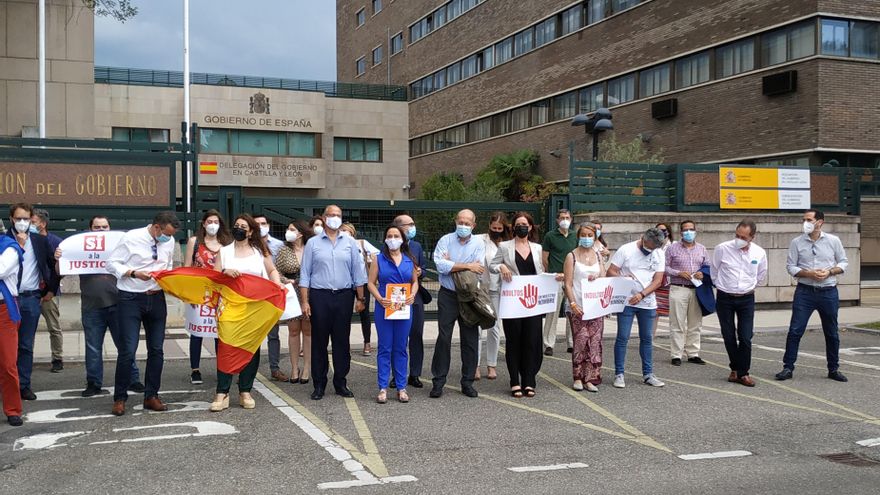 El vicepresidente de la Junta, Francisco Igea, entre los participantes en la concentración ante la Delegación del Gobierno en Castilla y León.