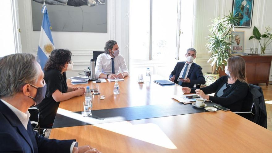 El transporte público deberá tener las ventanas abiertas y fijas: "Es enfermedad o frío", dijo Meoni