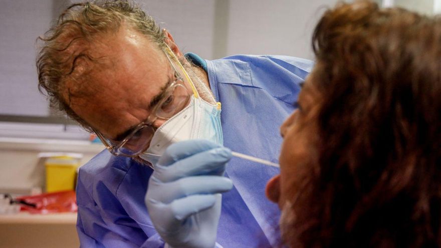 Un sanitario realiza una prueba PCR. Europa Press
