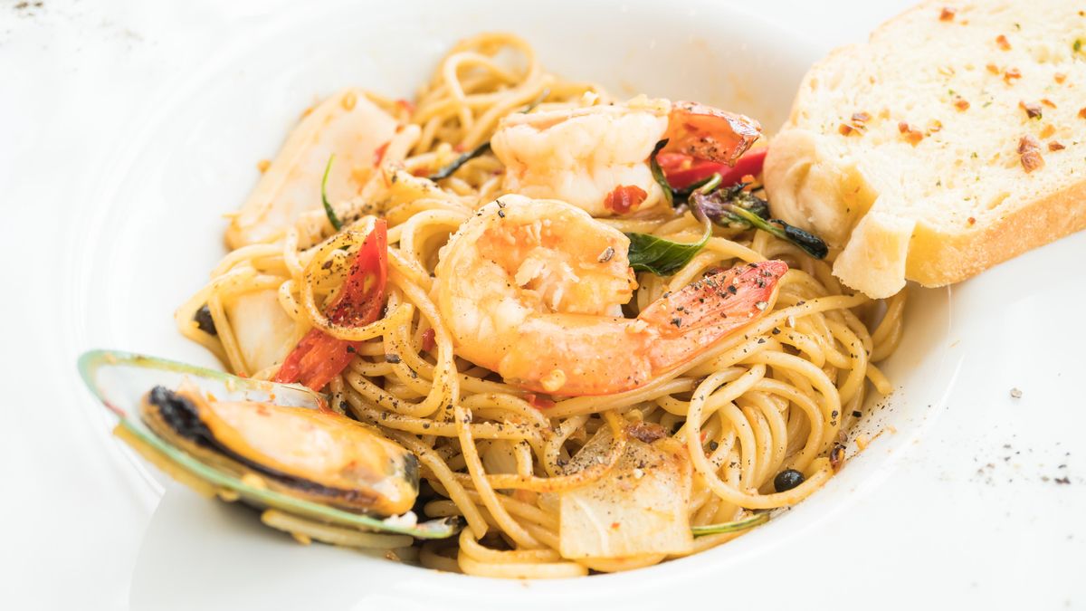 ¿Te quedan sobras de marisco en la nevera? Con este plato de pasta podrás aprovecharlas sin complicaciones