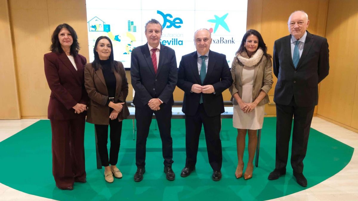 El presidente de la Diputación y el director territorial de Caixabank Andalucía, flanqueados por las diputadas de Concertación y Hacienda, la directora de instituciones de CaixaBank en Andalucía y el tesorero de la Diputación.