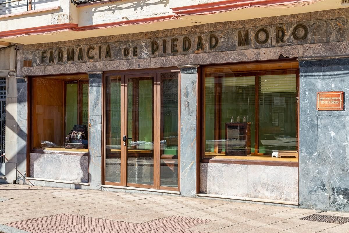 Fachada de la Botica Moro de Boñar.