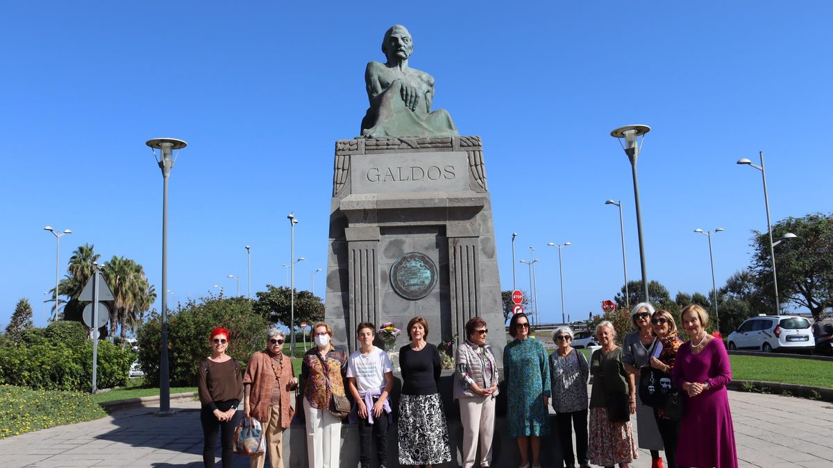 Ofrenda floral en la estatua de Perez Galdos 4 enero 2023