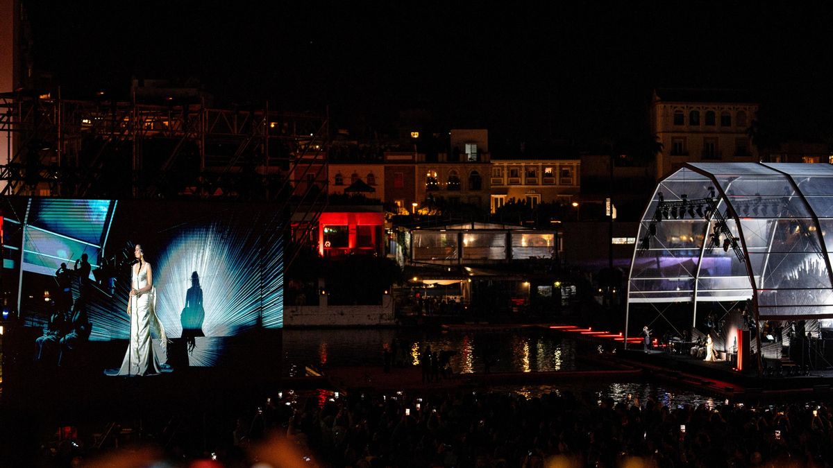 Así fue la actuación con la que Rosalía conquistó el evento de Netflix sobre el Guadalquivir