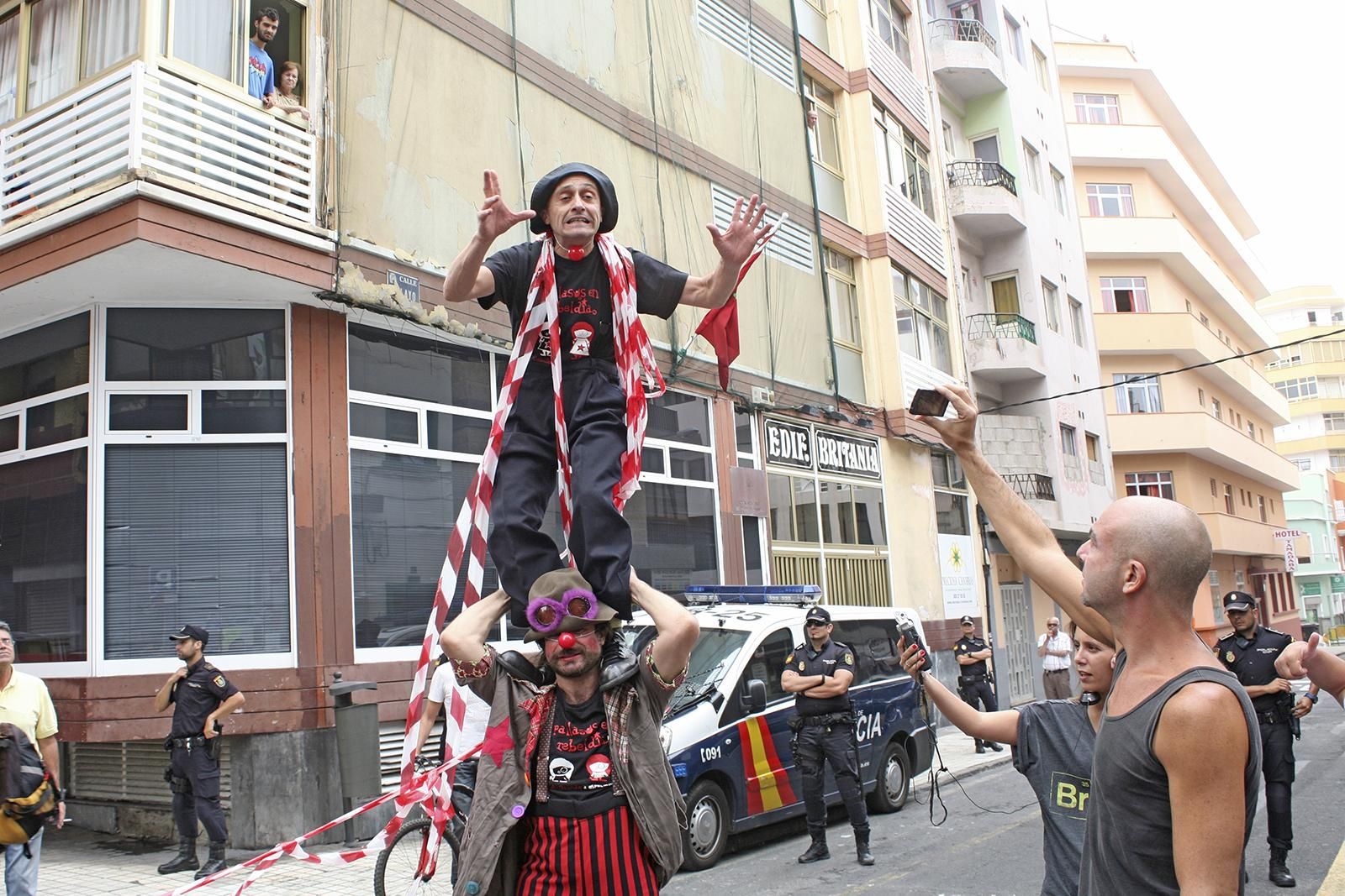 Performance frente al Consulado de Marruecos de Pallasos en Rebeldía (ALEJANDRO RAMOS)