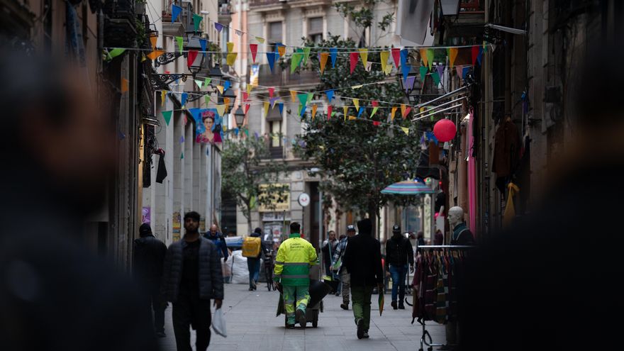 El Raval, el barrio que resiste a la gentrificación: "El turismo y la especulación trajeron la degradación vecinal"
