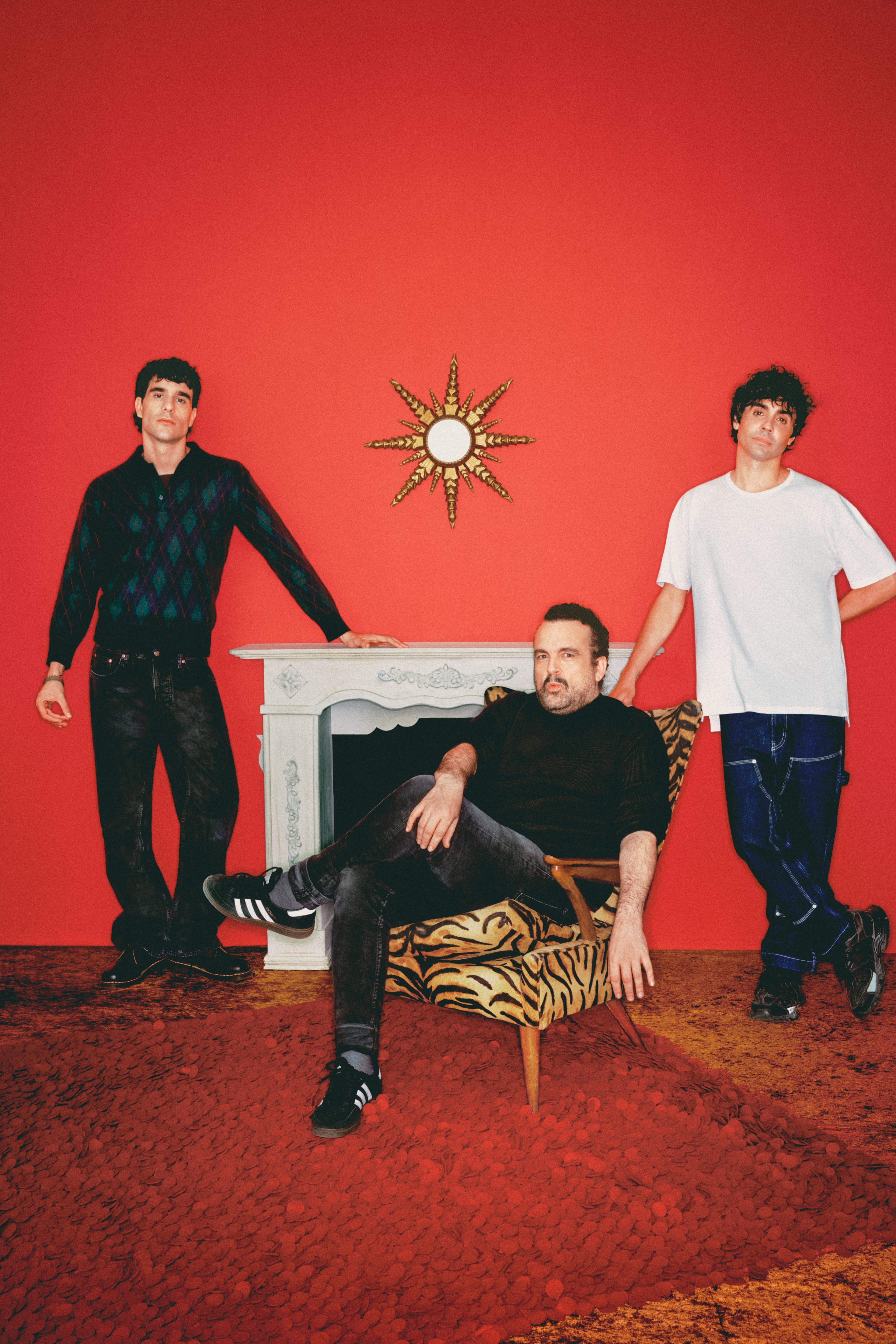 De izquierda a derecha, Javier Calvo, Nacho Vigalondo y Javier Ambrossi en la foto promocional que anunciaba la grabación de la serie 'Superestar'