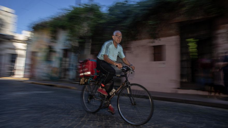 Tiene 63 años, pedalea para una app, votó a Massa y van a desalojarlo: la historia de Chicho, el tío de Javier Milei