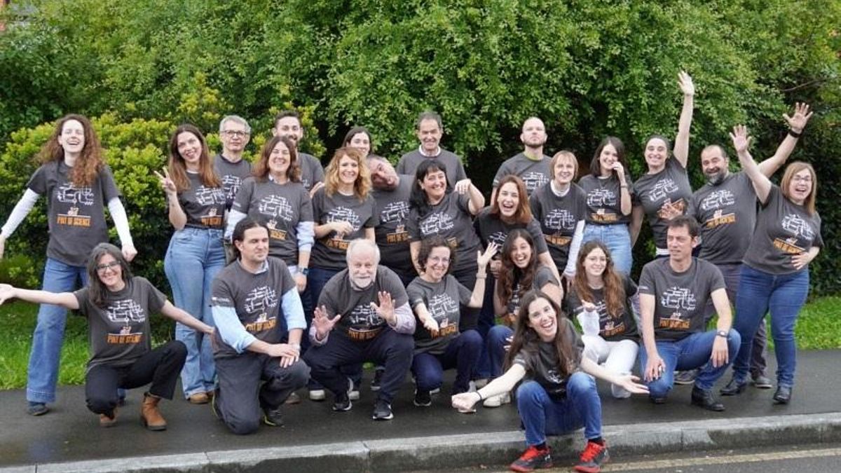 Investigadores del IDIVAL posan con la camiseta del festival