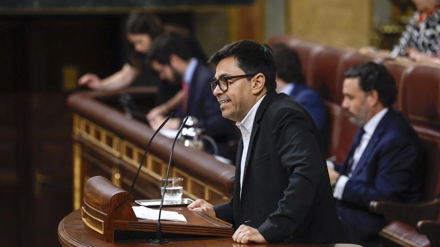 El secretario primero de la Mesa del Congreso, Gerardo Pisarello, interviene en el pleno del Congreso que aprueba definitivamente la ley de amnistía, promovida por el Gobierno con el apoyo de sus socios, tras seis meses de tramitación en las Cortes