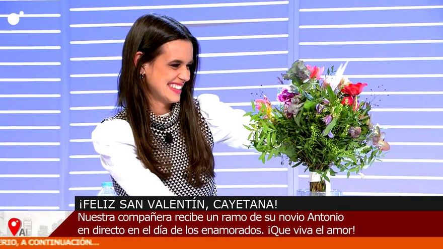 'Cuatro al día' ruborizó a una de sus reporteras con una sorpresa por San Valentín: "¿Pero esto es de verdad?"