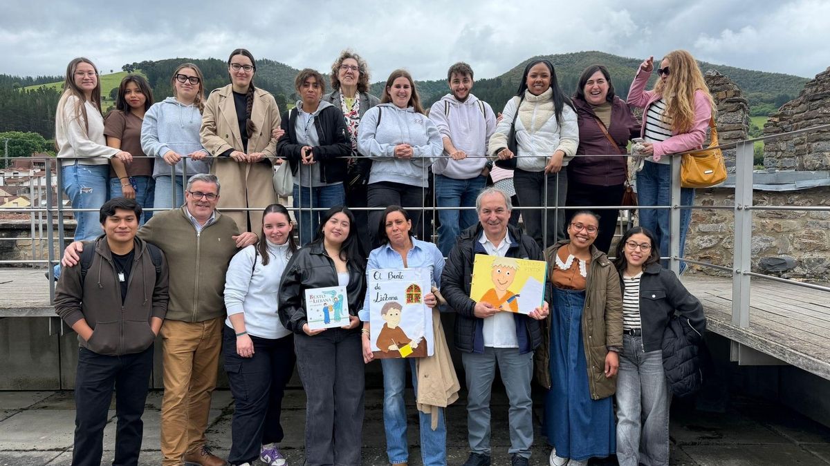 Alumnado del IES Santa Clara responsable del proyecto durante su visita a Potes.