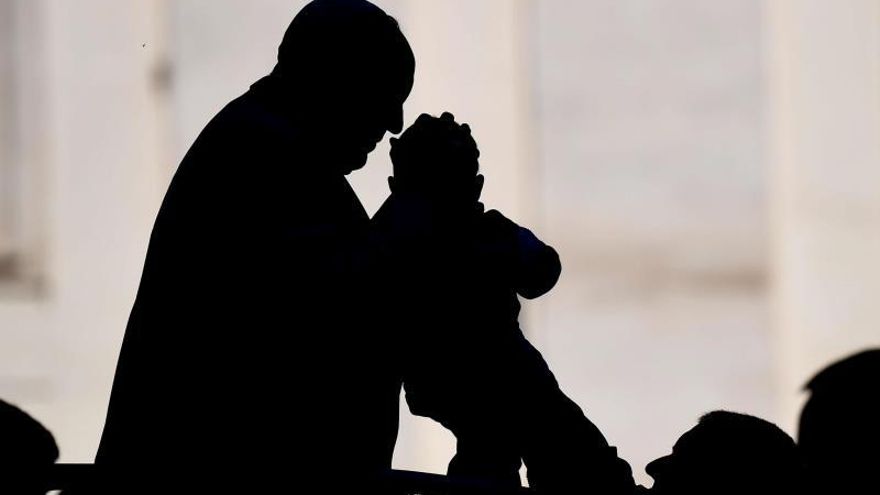 El papa Francisco besa la frente de un bebé alzado por su padre, este miércoles, al término de su audiencia general en la plaza de San Pedro de Ciudad del Vaticano (Vaticano).